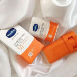 ضد آفتاب استیکی وازلین بی رنگ